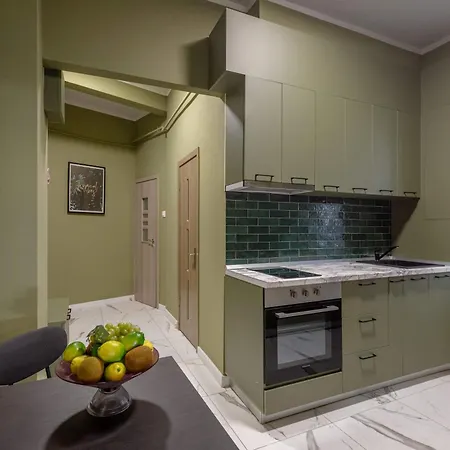 Square 1br - Balcony & Church Views Bucareste