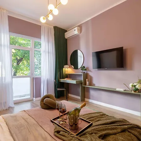 Square 1br - Balcony & Church Views *