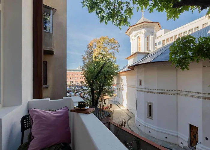 Square 1br - Balcony & Church Views