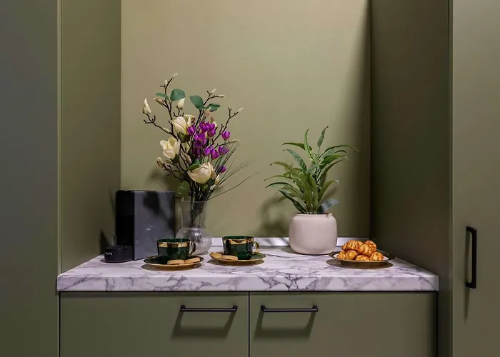 Square 1br - Balcony & Church Views Bucareste