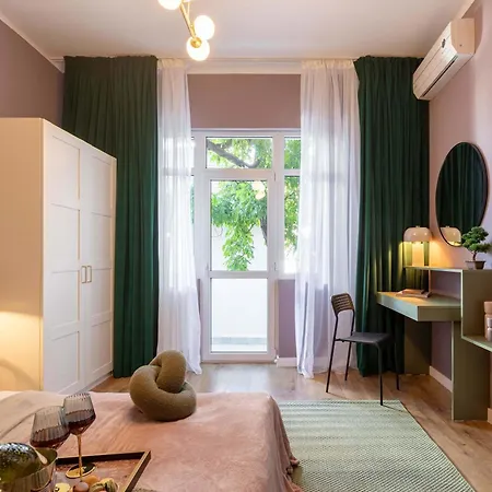 Square 1br - Balcony & Church Views Appartement Boekarest