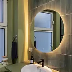 Square 1br - Balcony & Church Views 布加勒斯特