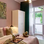 Square 1br - Balcony & Church Views 公寓 *