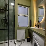 Square 1br - Balcony & Church Views