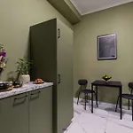 Square 1br - Balcony & Church Views *