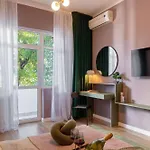 Square 1br - Balcony & Church Views 公寓 *