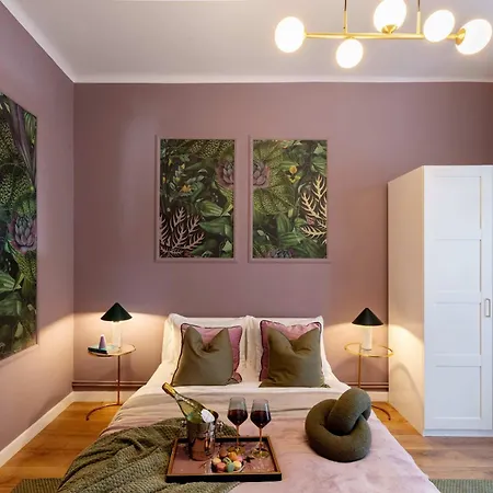 Apartament Square 1br - Balcony & Church Views Bucureşti