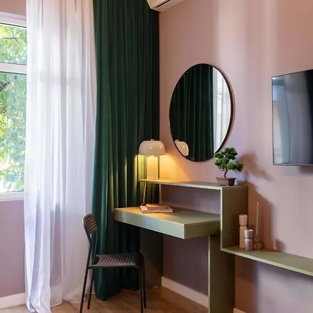 Daire Square 1br - Balcony & Church Views