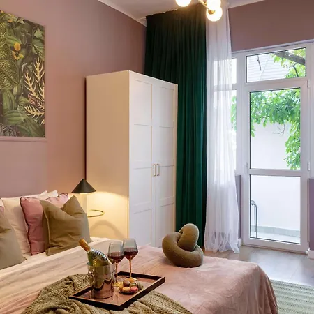 Square 1br - Balcony & Church Views Daire *