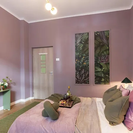 Daire Square 1br - Balcony & Church Views *