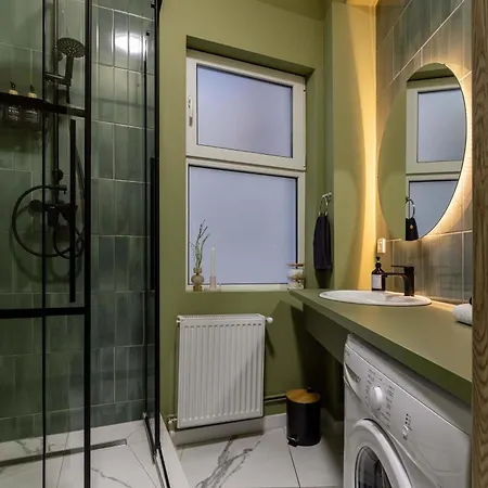 Square 1br - Balcony & Church Views