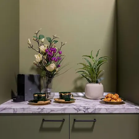 Square 1br - Balcony & Church Views Bucureşti