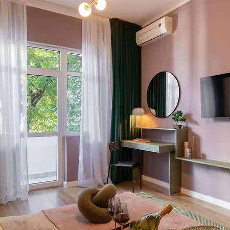 Square 1br - Balcony & Church Views Apartment *