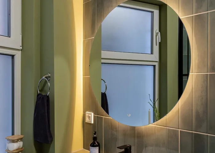 Square 1br - Balcony & Church Views Bükreş