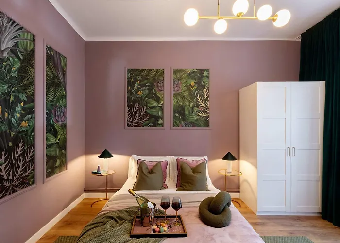 Apartament Square 1br - Balcony & Church Views Bucureşti