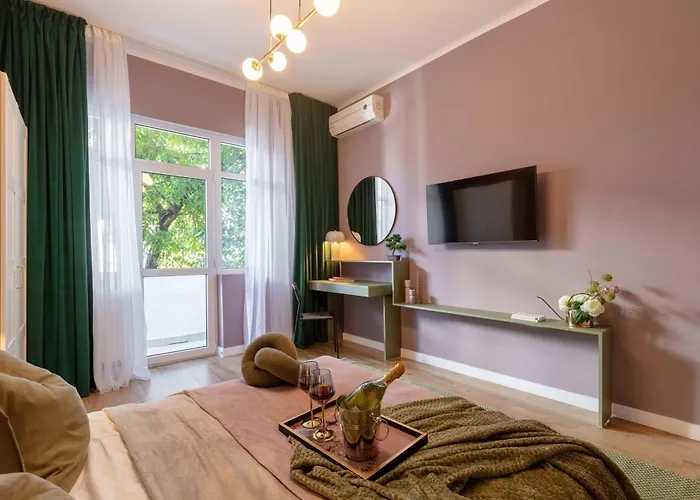 Square 1br - Balcony & Church Views *