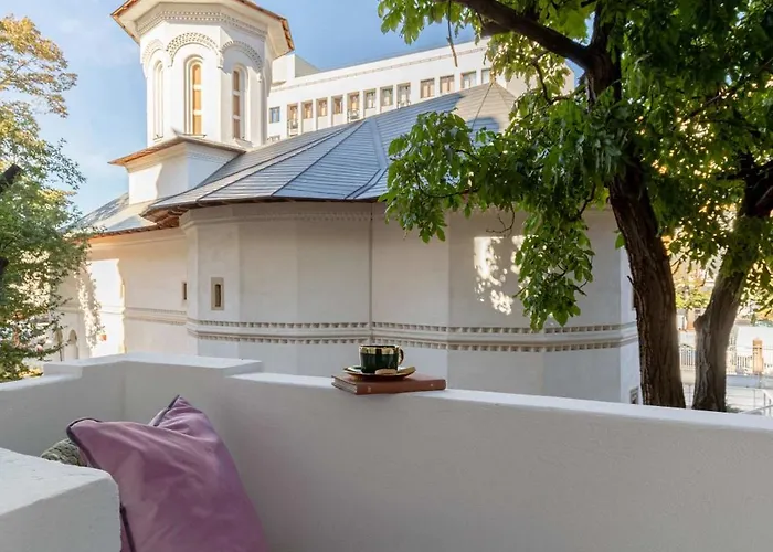 Daire Square 1br - Balcony & Church Views *