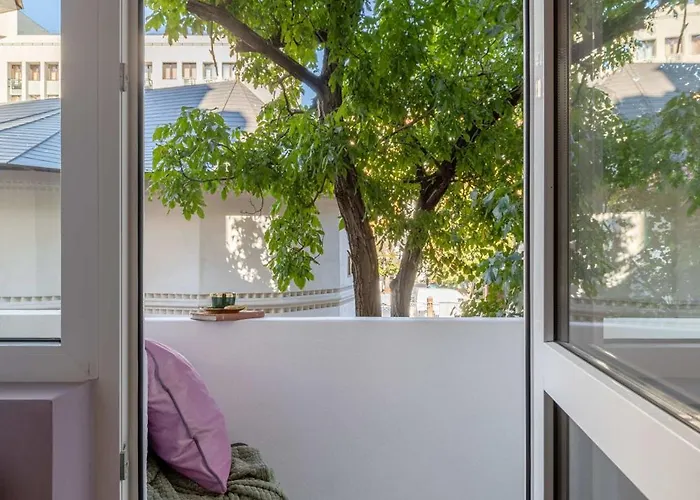 Daire Square 1br - Balcony & Church Views Bükreş