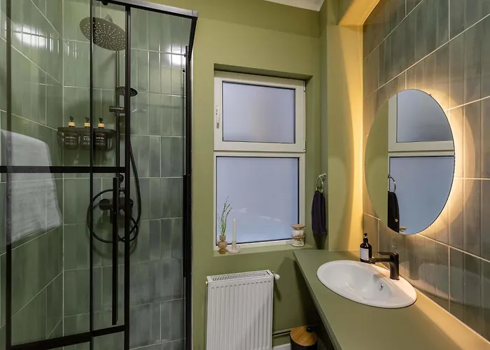 Square 1br - Balcony & Church Views Bucureşti