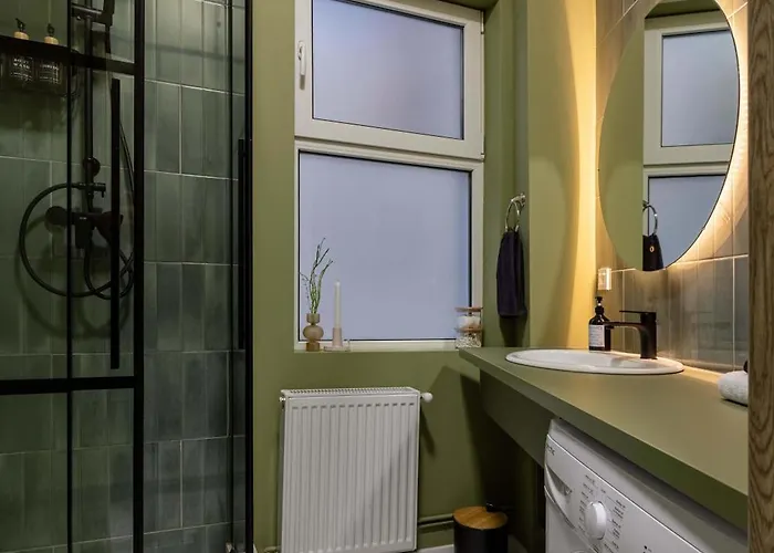 Square 1br - Balcony & Church Views