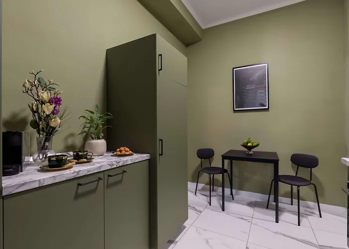 Square 1br - Balcony & Church Views *