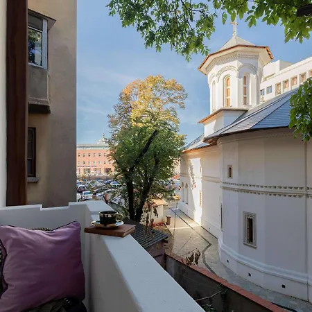 Square 1br - Balcony & Church Views