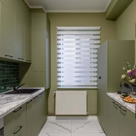 Apartment Square 1br - Balcony & Church Views Bucharest