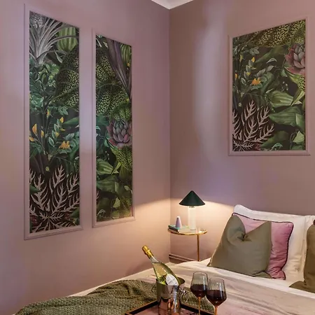 Square 1br - Balcony & Church Views Apartment Bukarest