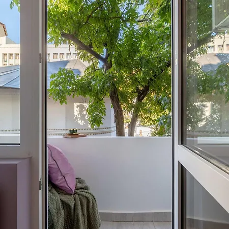 Apartment Square 1br - Balcony & Church Views Bucharest