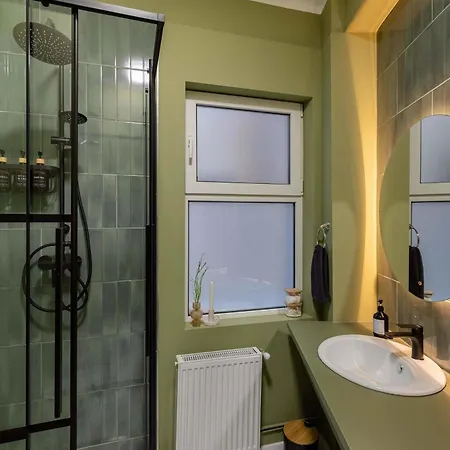 Square 1br - Balcony & Church Views Bukarest