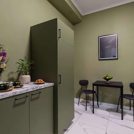 Square 1br - Balcony & Church Views *