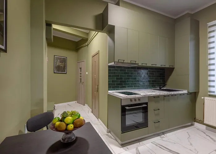 Square 1br - Balcony & Church Views ブカレスト