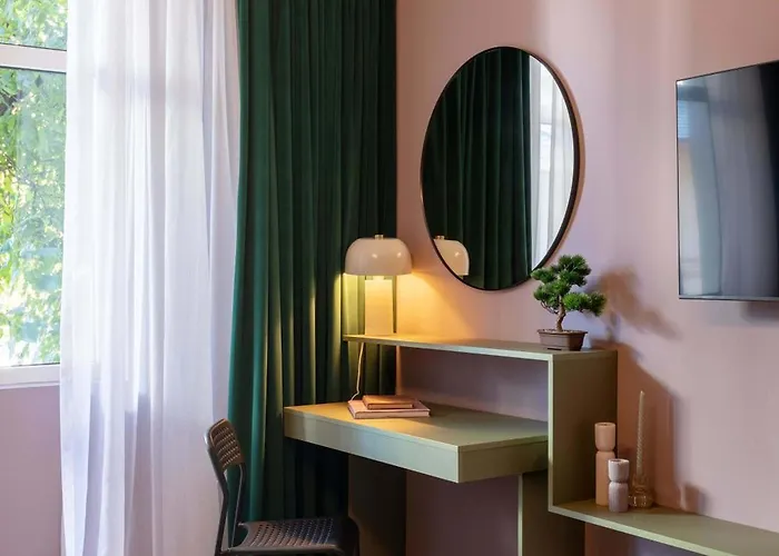 Apartment Square 1br - Balcony & Church Views