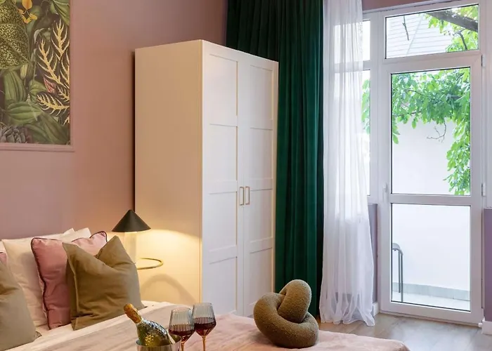 Square 1br - Balcony & Church Views Apartment *