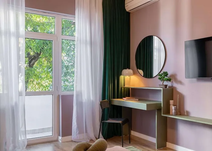 Square 1br - Balcony & Church Views Apartment *