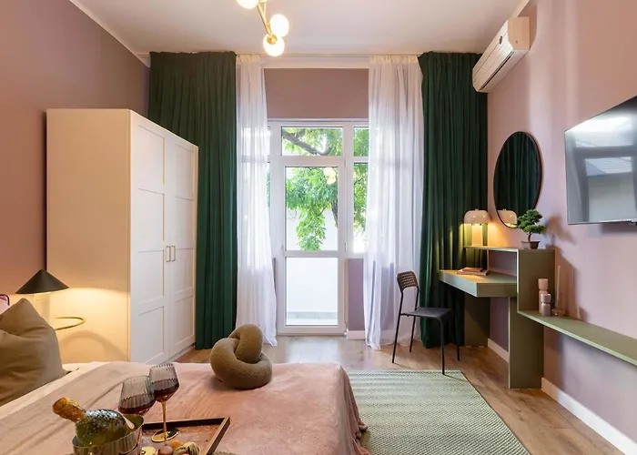 Square 1br - Balcony & Church Views Apartament Bukareszt