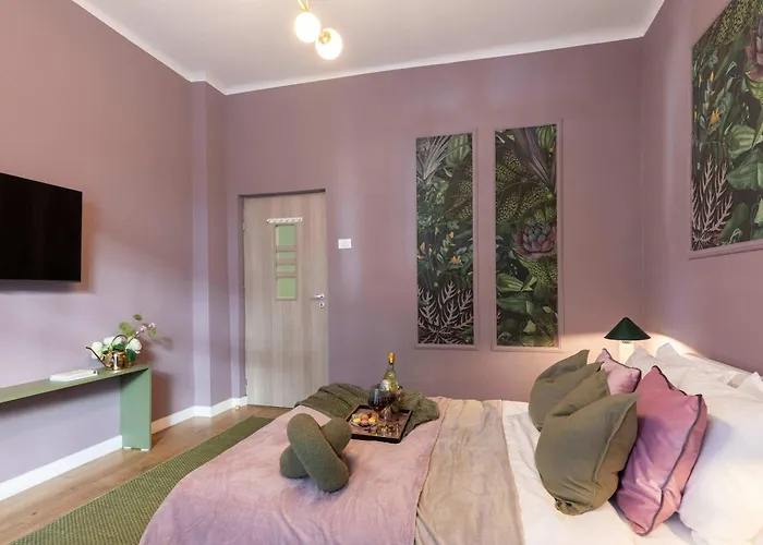 Apartament Square 1br - Balcony & Church Views *